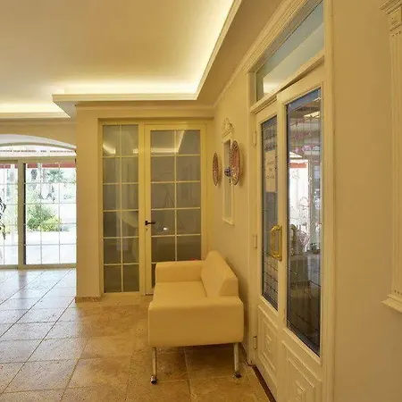 Chateau De Hotel 3*